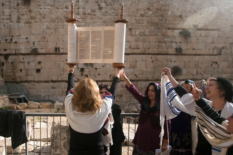 articles/2013/02/06/natan-sharansky-mediates-jerusalem-s-western-wall-dispute/130205-ephron-wall-women-tease-embed_ybnvzn