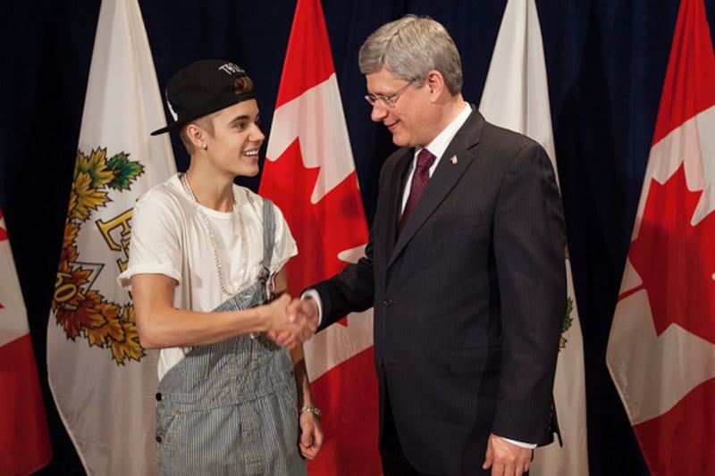 articles/2012/11/26/justin-bieber-wears-overalls-to-meet-canadian-prime-minister/bieber-canada-tease_tmx21c