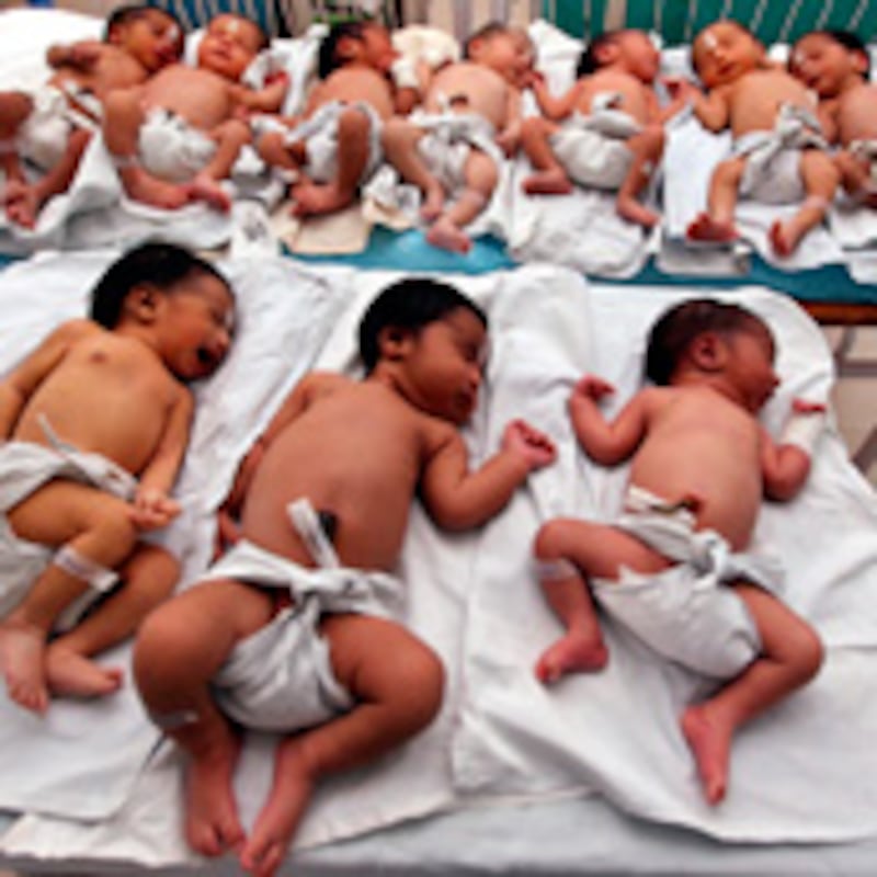 articles/2009/10/11/outsourcing-pregnancy/shafrir-surrogates_55560_uvsch7