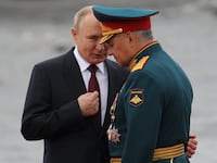 Vladimir Putin talks to Defence Minister Shoigu