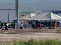 180930-tent-cities-migrant-children-cheat_ubztfl