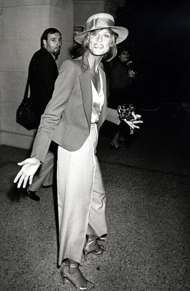 galleries/2013/12/24/from-julia-roberts-to-meryl-streep-the-best-80s-power-suits-photos/131223-power-suits10_bprkct