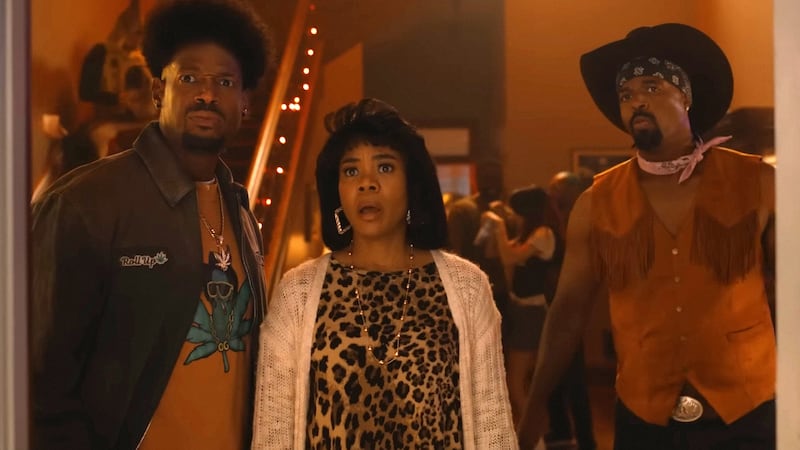 Marlon Wayans, Regina Hall, and Shawn Wayans in Scary Movie.