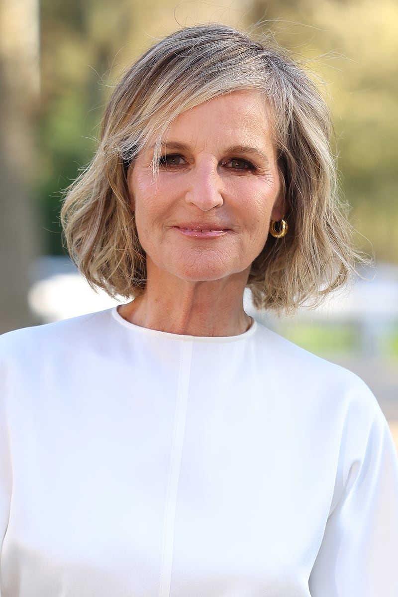 Helen Hunt wore dark eyeliner, pink blush, and a glossy nude lip.