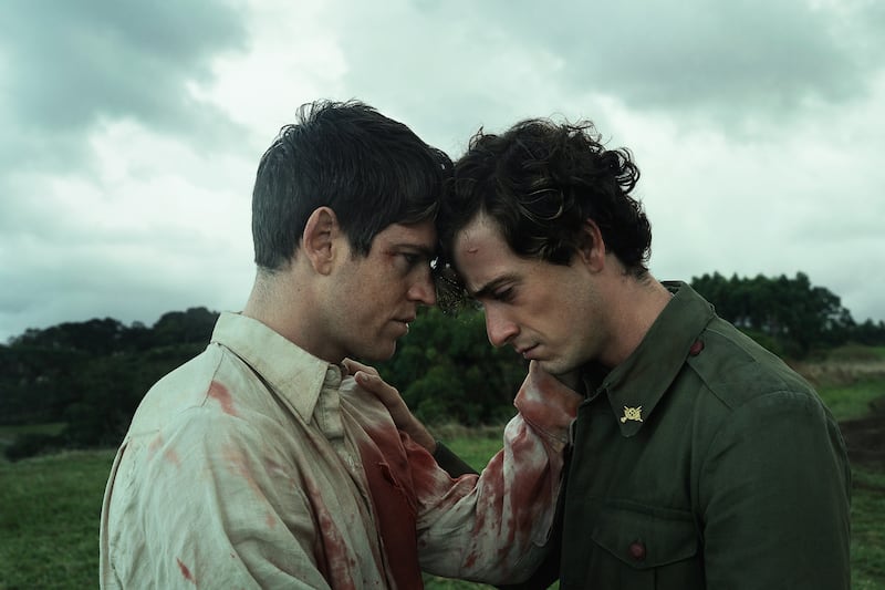 Miguel Bernardeau as Rafael and Guitarricadelafuente as Sebastián in 'La Bola Negra'
