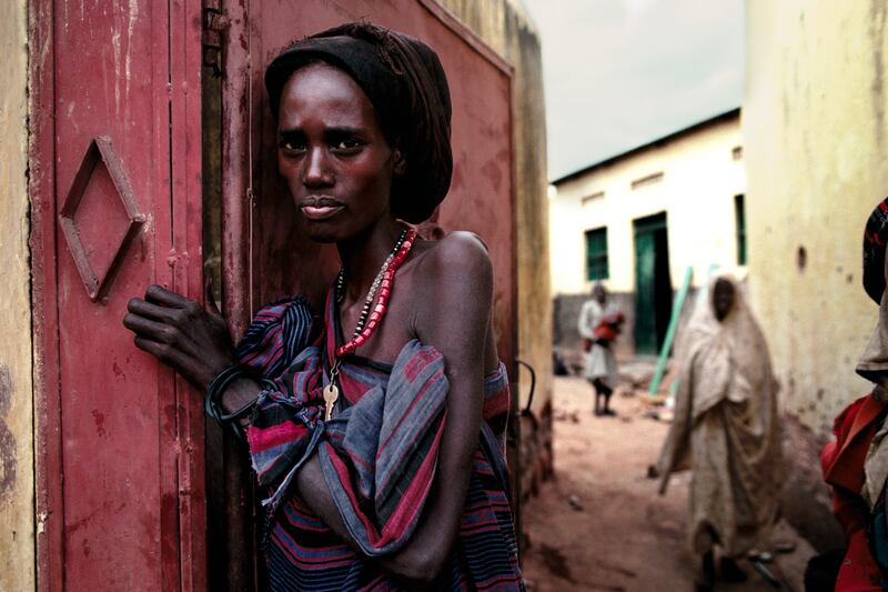 galleries/2015/11/14/love-and-war-through-peter-turnley-s-lens-photos/151113-love-war11_nw9j7y