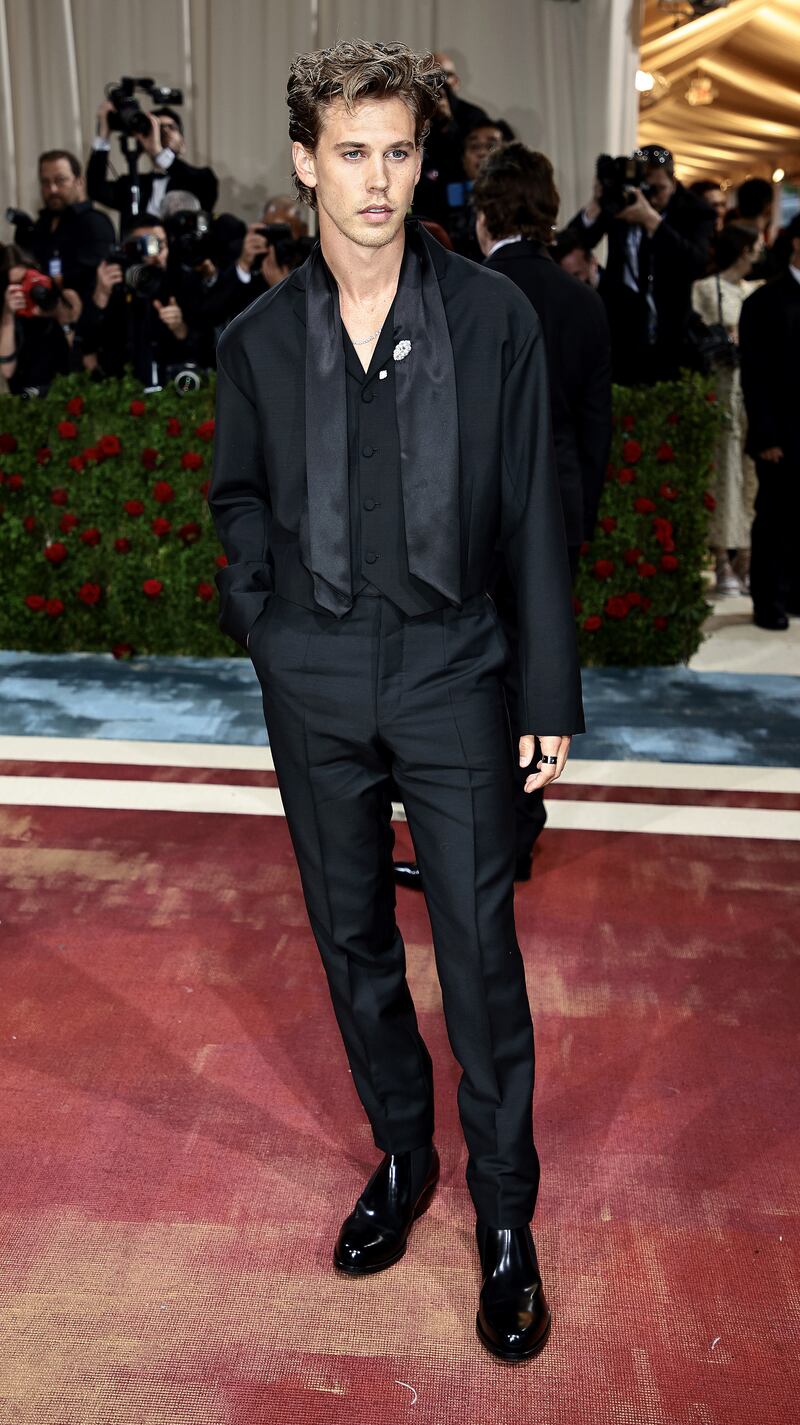 met-gala-austin-butler_du8a4z