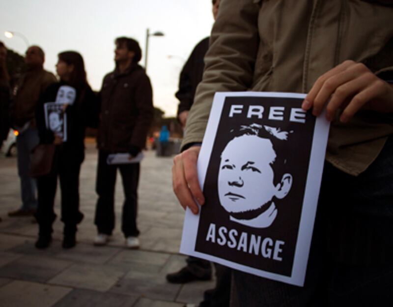 articles/2010/12/13/the-bogus-julian-assange-rape-case-hurts-women/murphy-assange_146844_sw7gaa