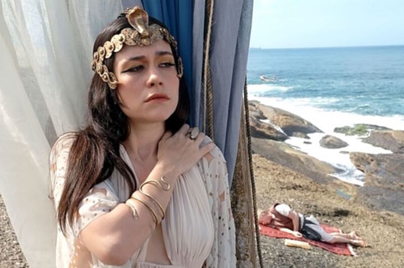 articles/2010/11/05/cleopatra-by-stacy-schiff-reviewed/embed---korda-cleopatra---2_momdpv