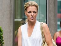 articles/2015/08/13/megyn-kelly-s-vacay-so-not-about-trump/150813-grove-megyn-vaca-tease_bndq0k
