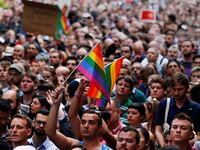 articles/2016/06/14/thousands-gather-at-stonewall-inn-vigil-for-orlando-shooting/160614-slattery-stonewall-inn-vigil-tease_ijb6vh