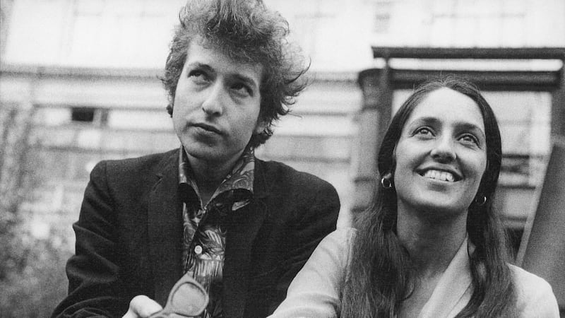 Folk singers Bob Dylan and Joan Baez in London, 1965.