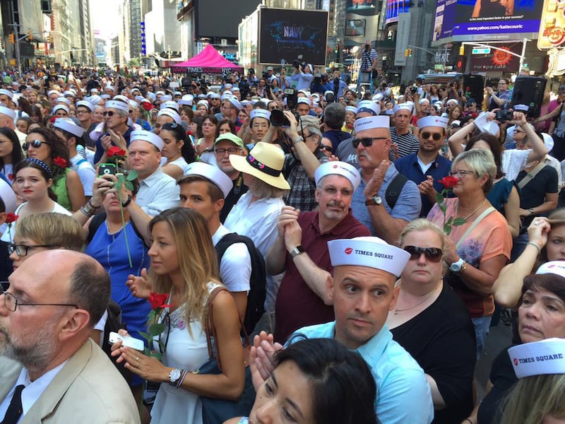 galleries/2015/08/14/the-most-famous-smooch-ever-kisses-again/150814-time-square-kiss-01_i0cejc