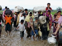 170902-myanmar-rohingya-refugees-fleeing-cheat_jqcnpk