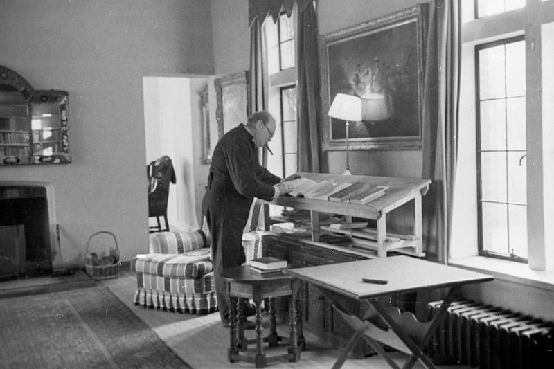 articles/2014/06/02/work-like-churchill-ditch-your-office-chair-and-embrace-the-standing-desk/140527-ferenstein-desk-tease_eq98ll
