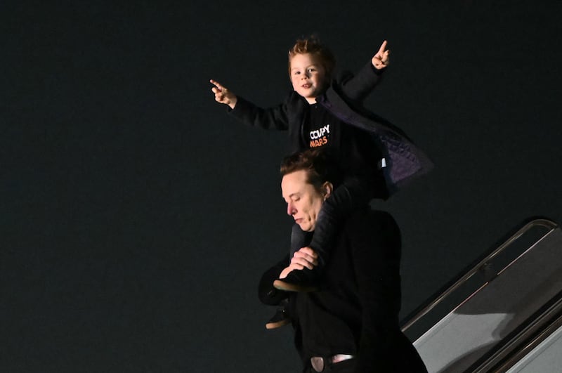 Elon Musk and his son X Æ A-12 step of Air Force One in April they President Donald Trump. Musk spent up to seven days at the White House and often slept there in the beginning of Trump's term.