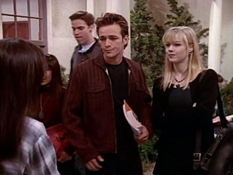 Jennie Garth said "every girl" was in love with Luke Perry. Pictured here together on the set of "Beverly Hills, 90210."
