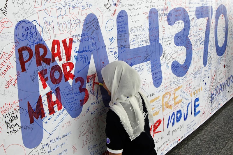 articles/2014/03/25/the-famous-artist-lost-on-mh370/140324-daly-calligrapher-tease_m2vgir