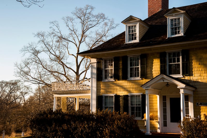 articles/2013/07/15/the-house-on-shelter-island-the-story-of-a-northern-slave-plantation/130715-ciabbatari-manor-tease-embed_zpg5iu