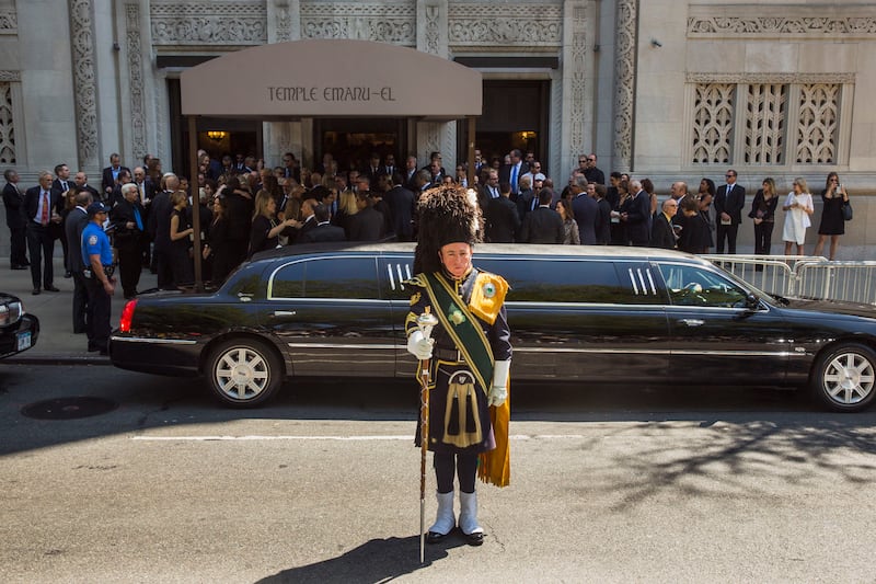 articles/2014/09/08/inside-joan-rivers-funeral-laughs-tears-howard-stern-hugh-jackman-and-new-york-new-york-on-bagpipes/140908-teeman-rivers-embed1_msmyhb