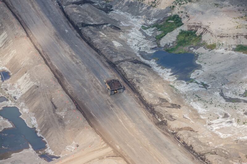 articles/2014/09/19/darren-aronofsky-and-leonardo-dicaprio-s-descent-into-environmental-hell/140918-aronofsky-tar-sands-embed9_ryxan7