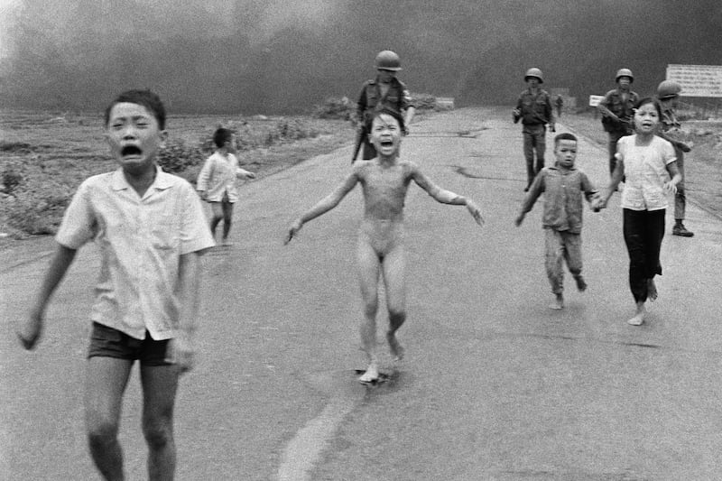 articles/2012/12/05/peers-rip-new-york-post-snuff-cover-but-not-the-photog-who-shot-it/napalm-girl-nick-ut-1972-embed_pzb6ja
