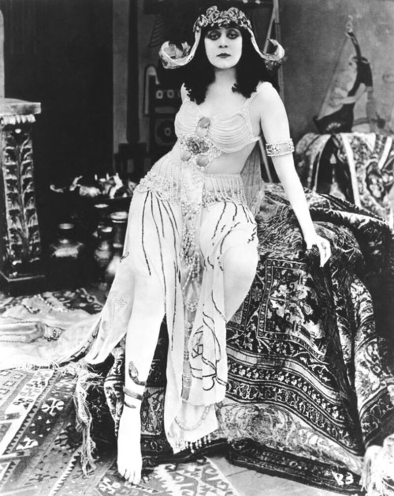 articles/2010/11/05/cleopatra-by-stacy-schiff-reviewed/embed---korda-cleopatra---3_uzf2is