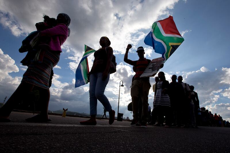 galleries/2013/12/10/mourning-nelson-mandela-photos/131212-mourning-update-1_arsvmf