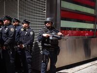 articles/2013/12/12/bill-bratton-vs-ray-kelly/131211-dickey-bratton-tease_tiedvo
