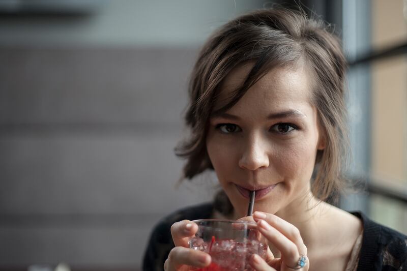 articles/2016/07/20/the-shirley-temple-s-effect-on-four-generations-of-cocktail-drinkers/160719-curtis-shirley-temple2-embed_cnfsbg