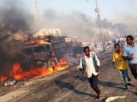 Civilians evacuate from the scene of an explosion in KM4 street in the Hodan district of Mogadishu, Somalia October 14, 2017. REUTERS/Feisal Omar TPX IMAGES OF THE DAY - RC1B76DCD090