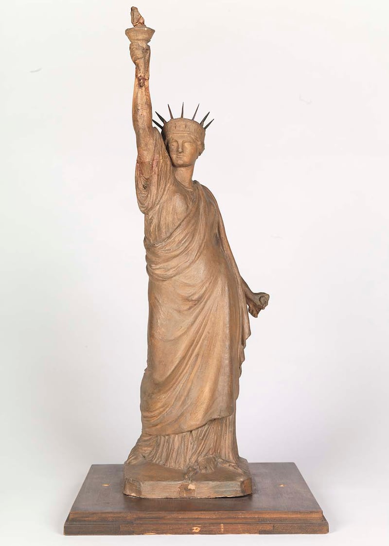 articles/2016/11/30/this-exhibition-reveals-the-secret-of-new-york-s-enduring-spirit/161129-teeman-nyc-exhibit-embed2_xcmosm