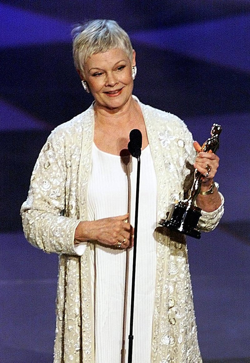 LOS ANGELES, UNITED STATES: Actress Judi Dench holds her Oscar after winning for Best Performance by an Actress in a Leading Role for her part in the movie "Shakespeare in Love" during the 71st Academy Awards 21 March 1999 at the Dorothy Chandler Pavilion in Los Angeles,