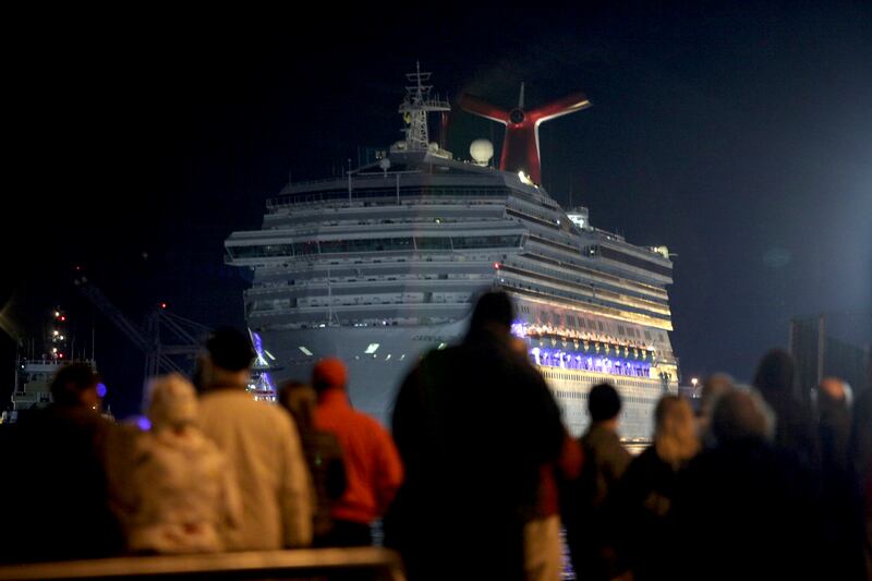 galleries/2013/02/15/carnival-cruise-liner-triumph-docks-in-alabama-passengers-celebrate-return-home-photos/triumph-cruise-5_uc32v3