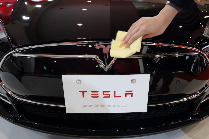 articles/2014/03/01/tesla-looks-like-a-bubble-will-it-pop/140228-gross-tesla-tease_nhq3ez