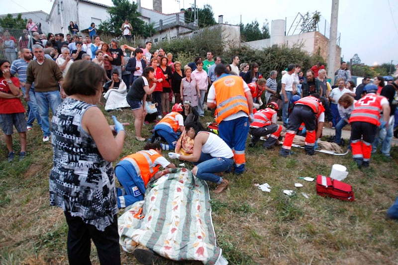 galleries/2013/07/24/dozens-dead-as-train-derails-in-spain-photos/130724-spain-train-6_qlzpcj