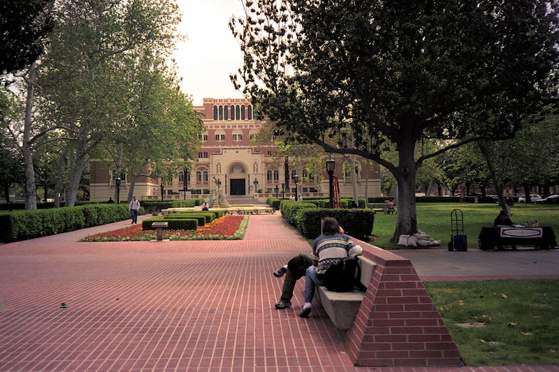 articles/2016/06/22/how-usc-s-roski-art-school-lost-all-its-mfa-students/160622-Crocker-USC-Art-Schhol-embed_jtwoja