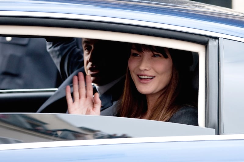 articles/2013/03/21/carla-bruni-sarkozy-might-model-for-bulgari-bar-rafaeli-at-arms-with-the-idf/carla_bruni_in_car_fashion_cs_izqgak