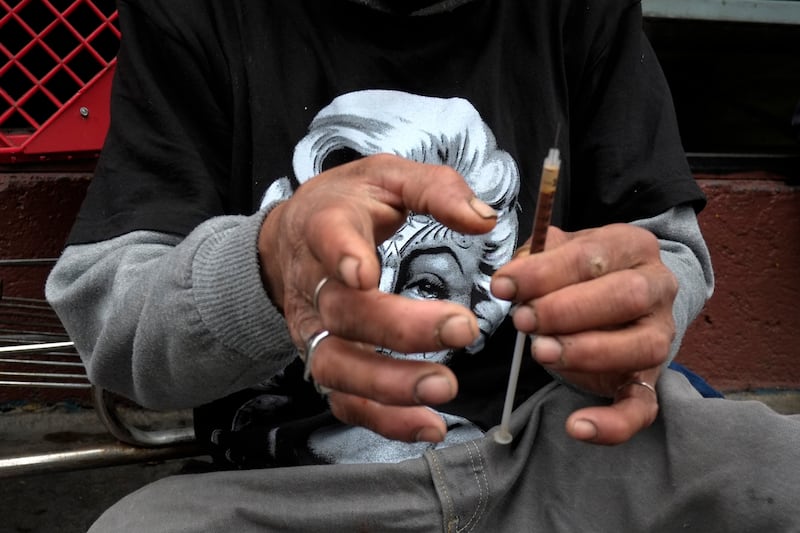 articles/2013/11/07/behind-the-krokodil-panic/131105-haglage-krokodil-tease_qipsw5