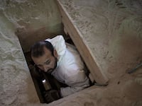articles/2015/07/19/the-gritty-details-of-el-chapo-s-escape/150716-mcgahan-elchapo-tease_ntrsmj