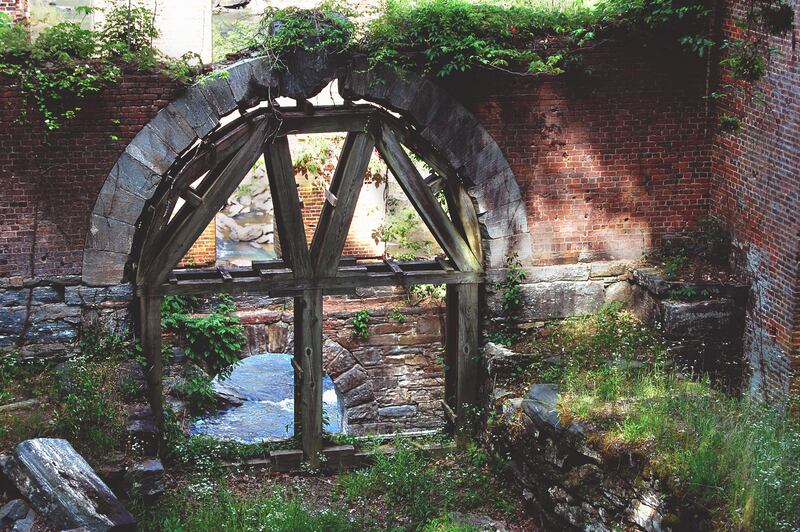 articles/2015/06/15/sweetwater-creek-atlanta-s-surprisingly-accessible-and-beautiful-state-park/land-rover-sweet-water-creek-embed-1_gyedkn