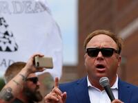 articles/2016/07/18/alex-jones-roger-stone-bring-the-crazy-to-cleveland/160718-resnick-alex-jones-tease_myojvx
