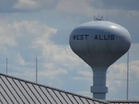 II_West_Allis_Water_Tower_-_panoramio_kxbzvn
