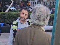 A screenshot of Zak Tamymy confronting Stuart Seldowitz in front of Mohammed Hussein’s food cart.