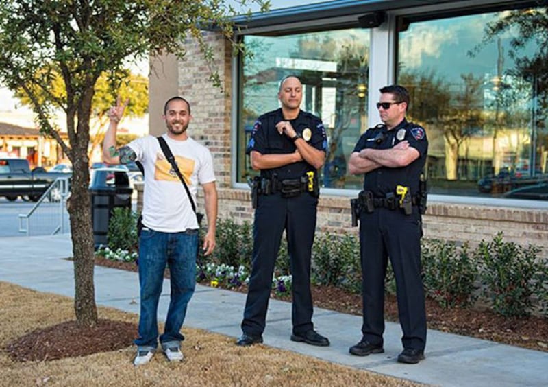 articles/2015/01/02/texas-gun-nuts-police-the-police-with-a-black-panthers-tactic/141231-zadrozny-open-carry2-embed_astzkg