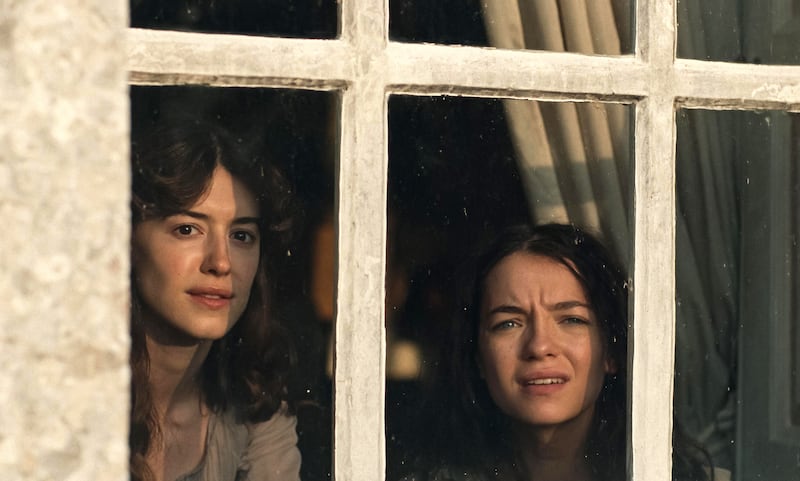 Esmé Creed-Miles and Daisy Edgar-Jones in Sense and Sensibility