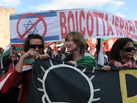 articles/2013/10/17/who-s-afraid-of-the-right-of-return-a-response-to-kathleen-peratis-on-bds/OZ_boycott_israel_rome_demo_thdpik