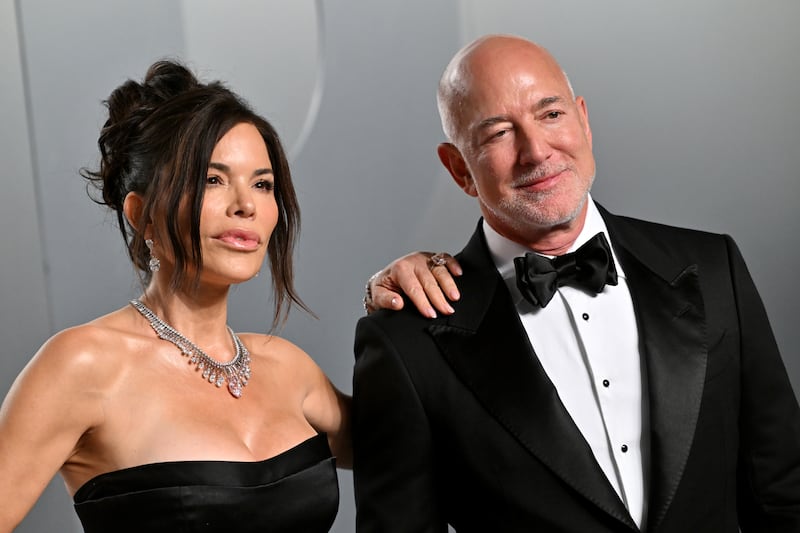 Lauren Sánchez Bezos and Jeff Bezos pose outside the 2026 Vanity Fair Oscar Party.