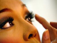 articles/2014/12/27/inside-a-finishing-school-for-transwomen/141226-adarlo-drag-queens-tease_l7v7xu
