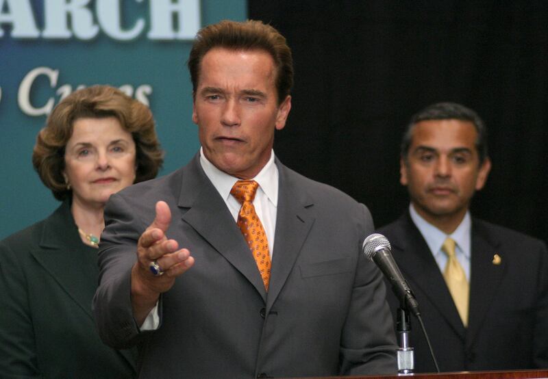UNITED STATES - AUGUST 23: California United to protect stem cell research initiative in Los Angeles, United States on August 23, 2005 - U.S. senator Dianne Feinstein, California governor Arnold Schwarzenegger and Los Angeles mayor Antonio Villaraigosa discuss at the Neuroscience Research building. (Photo by Mike FANOUS/Gamma-Rapho via Getty Images)